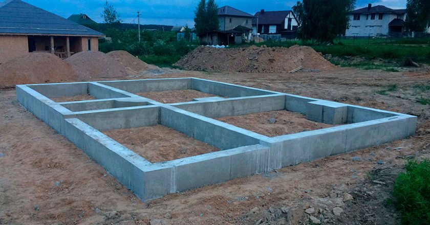 Фундамент своими руками: от выбора до заливки бетона